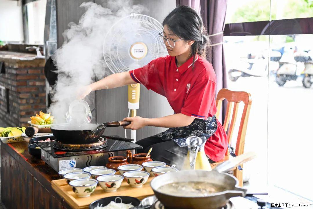 全网追的“扁担女孩”，找了一份暑假工，时薪12元 - 保定生活资讯 - 保定28生活网 bd.28life.net